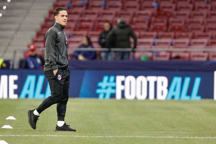 Giacomo Raspadori in campo con la tuta dell'Atletico Madrid