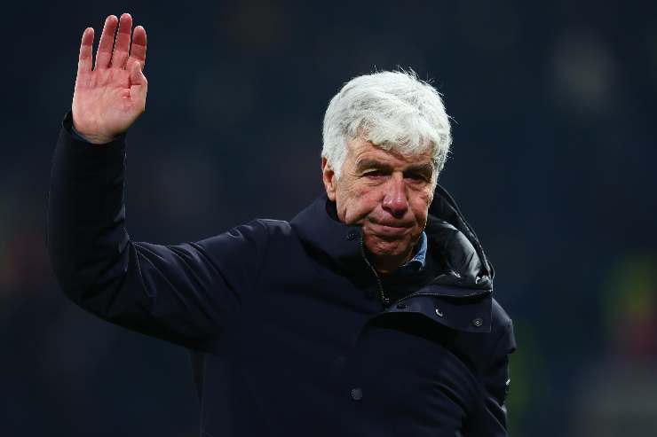 Gian Piero Gasperini saluta i tifosi