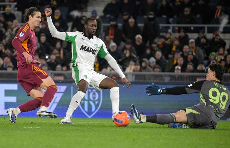 Mile Svilar in uscita durante Roma-Sassuolo
