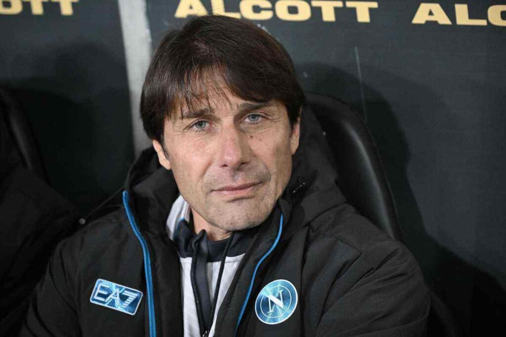 Antonio Conte pensieroso