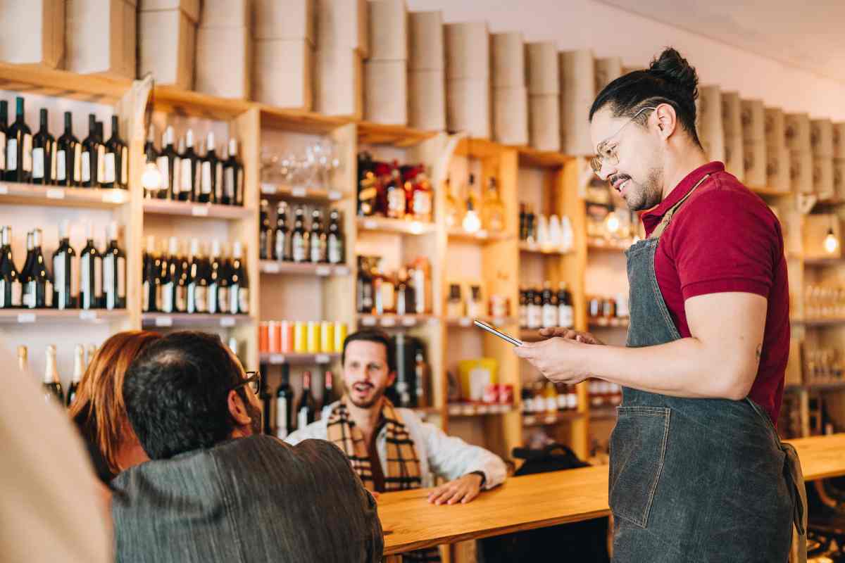 Un ristoratore prende le ordinazioni dai clienti