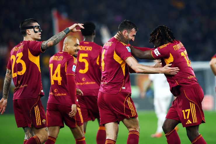 La Roma esulta dopo un gol