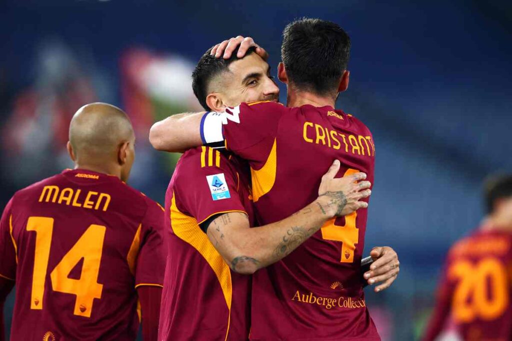 La Roma esulta dopo un gol