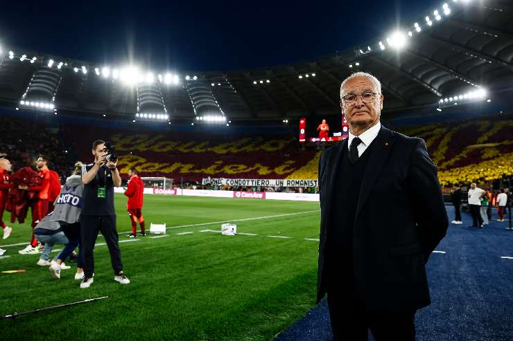 Claudio Ranieri all'Olimpico con la tifoseria sullo sfondo
