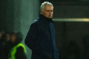 José Mourinho pensieroso
