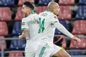 Lorenzo Pellegrini e Malen esultano dopo il gol dell'1-1