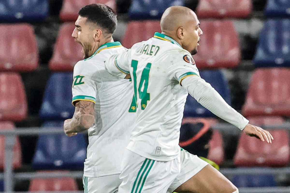 Lorenzo Pellegrini e Malen esultano dopo il gol dell'1-1