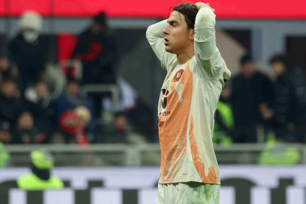 Paulo Dybala disperato con le mani nei capelli