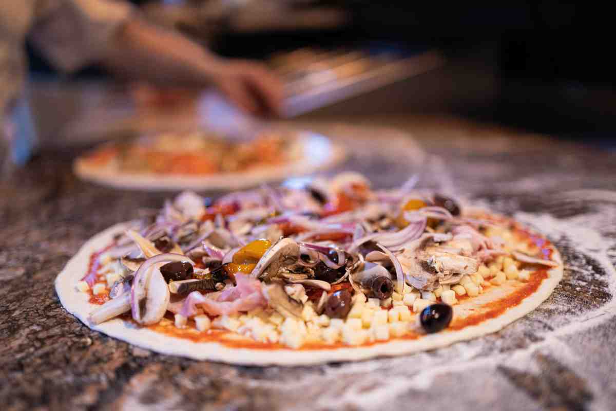 Una pizza in preparazione
