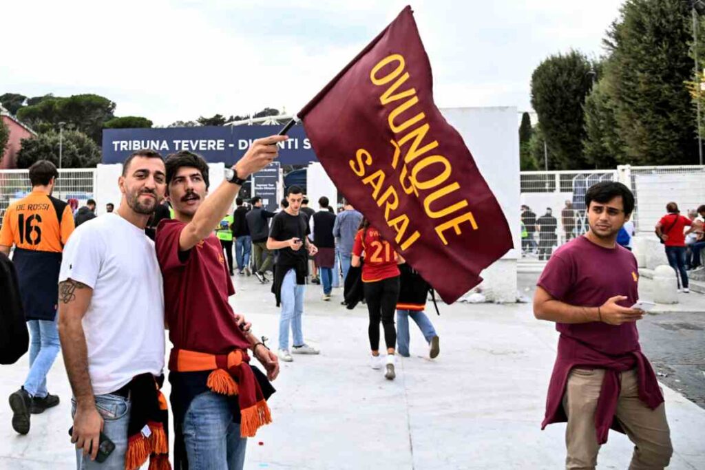Tifosi Roma fuori lo stadio Olimpico