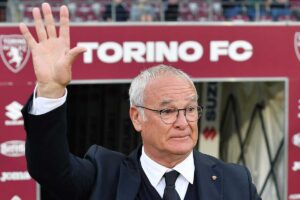 Claudio Ranieri saluta