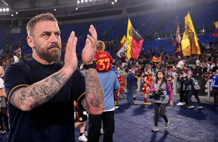 Daniele De Rossi sotto la Curva Sud all'Olimpico