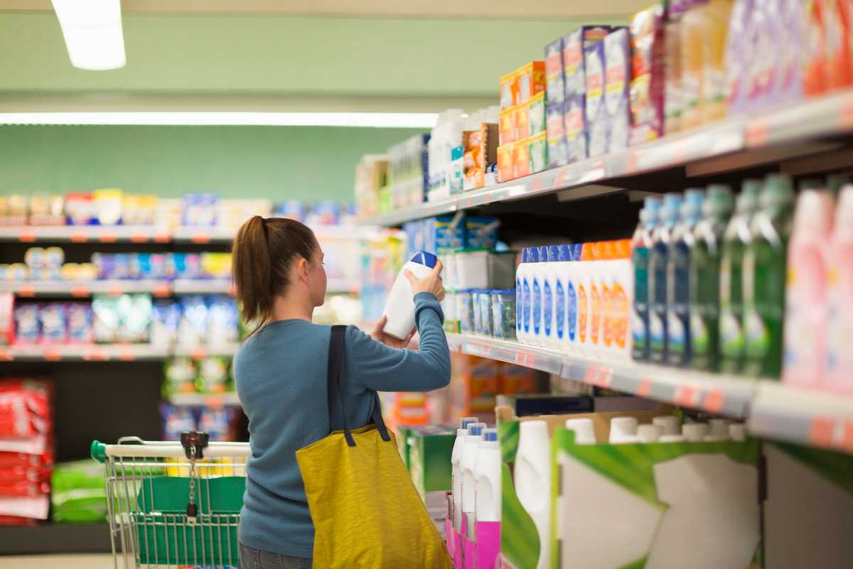 Donna al supermercato fa la spesa
