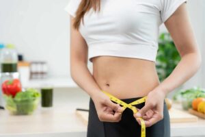 Donna misura la vita con un metro