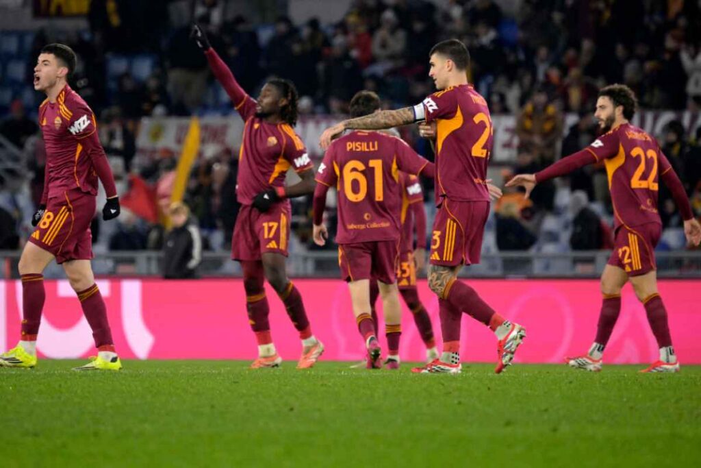 La Roma esulta dopo un gol