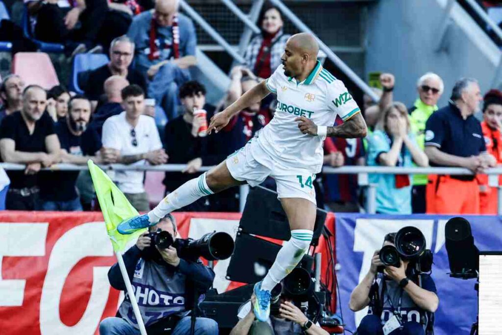 Malen esulta dopo il gol