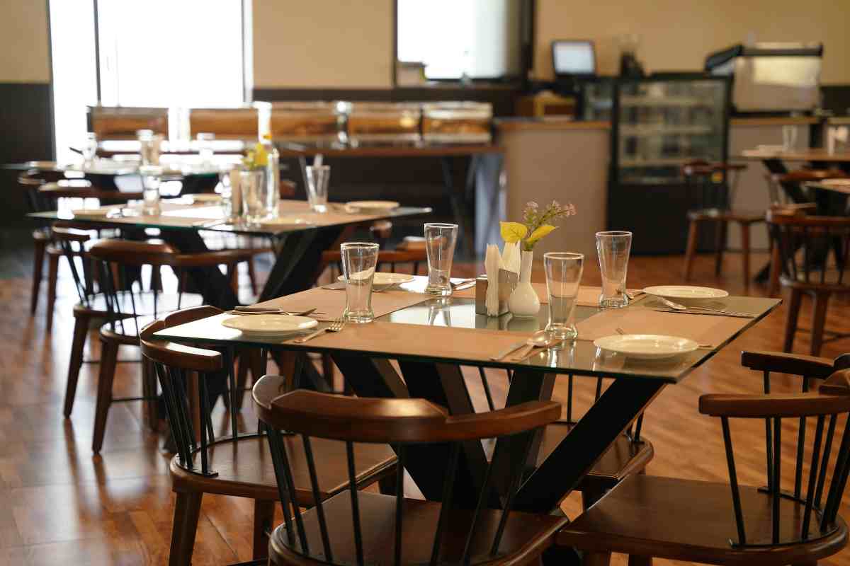 Una sala di un ristorante