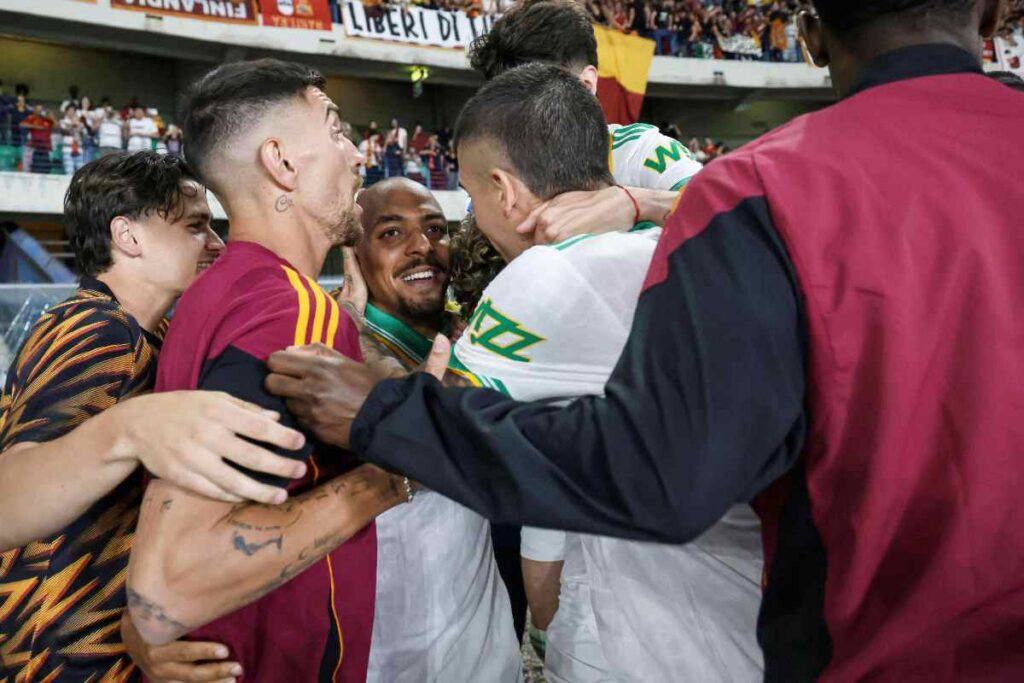 I calciatori della Roma esultano