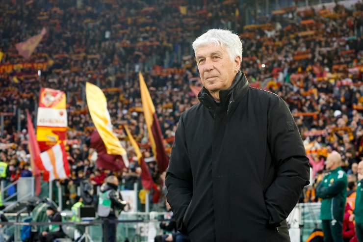 Gian Piero Gasperini con i tifosi sullo sfondo