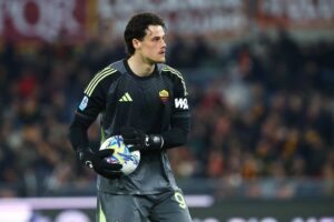 Mile Svilar in azione con la Roma