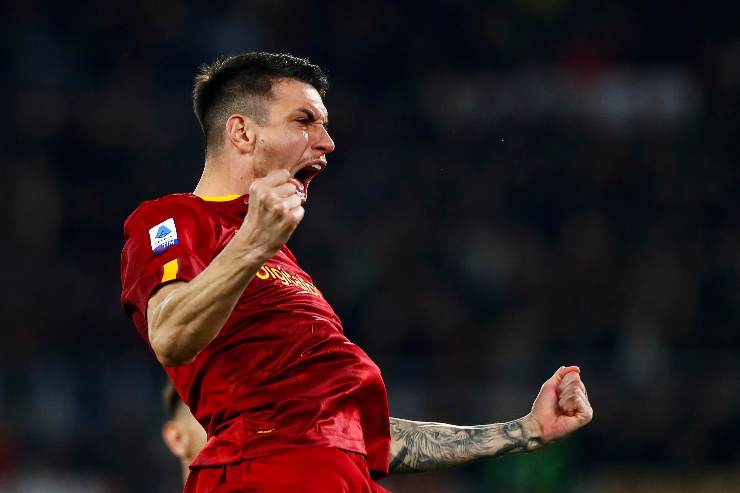 Roger Ibanez esulta dopo un gol segnato con la Roma
