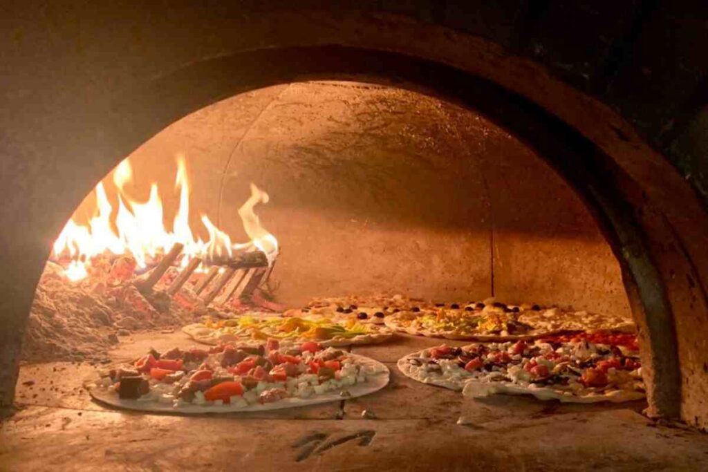 Un forno e pizze in cottura