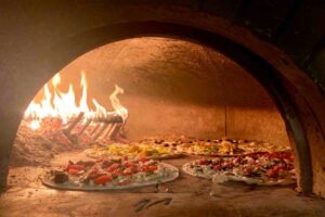 Un forno e pizze in cottura
