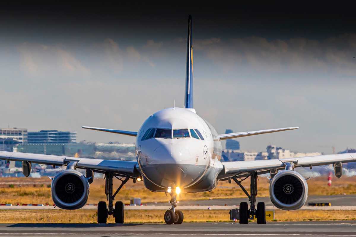 Aereo sulla pista di atterraggio