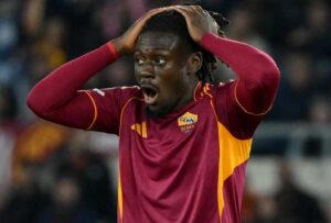 Manu Koné con le mani tra i capelli