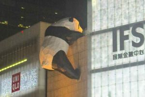 Una statua di un Panda su un palazzo a Chengdu