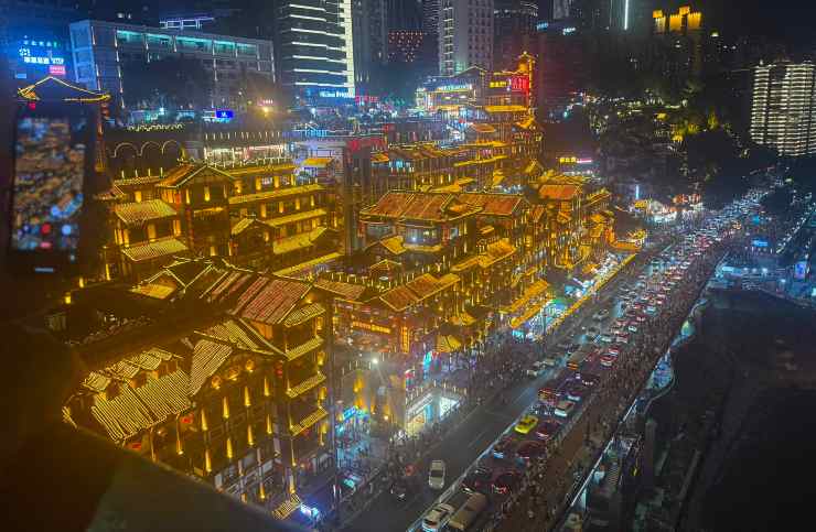Uno scorcio della città e del traffico di Chongqing
