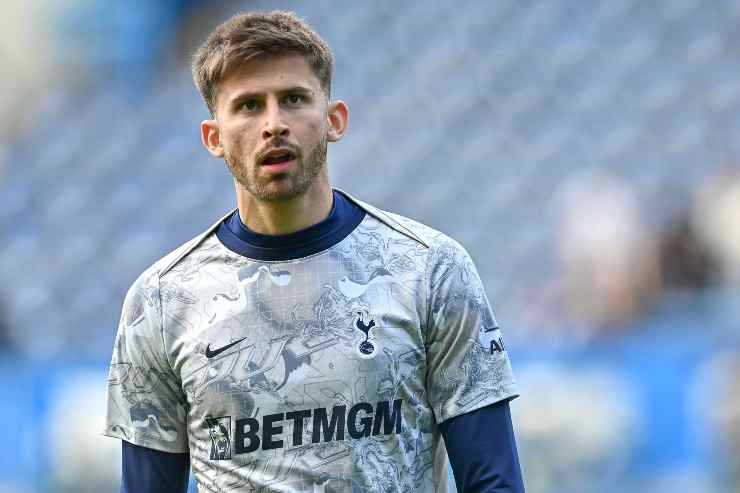 Guglielmo Vicario in primo piano al Tottenham