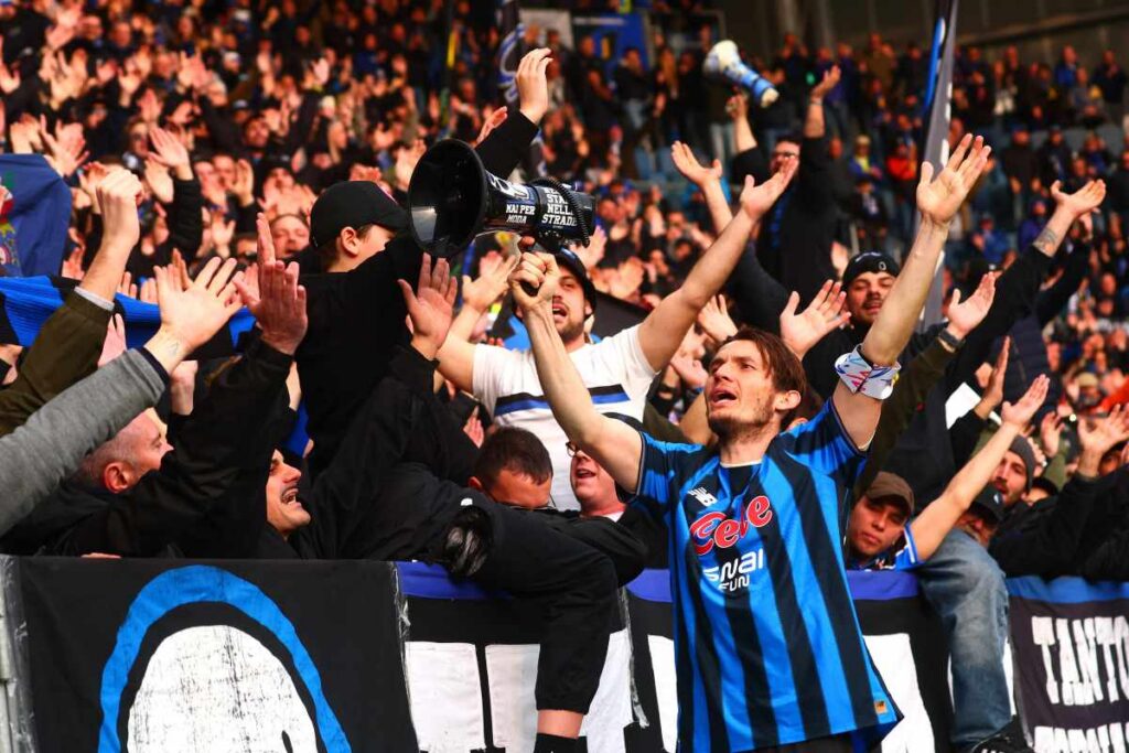 De Roon festeggia con i tifosi dell'Atalanta