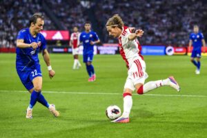 Mika Godts in azione con l'Ajax