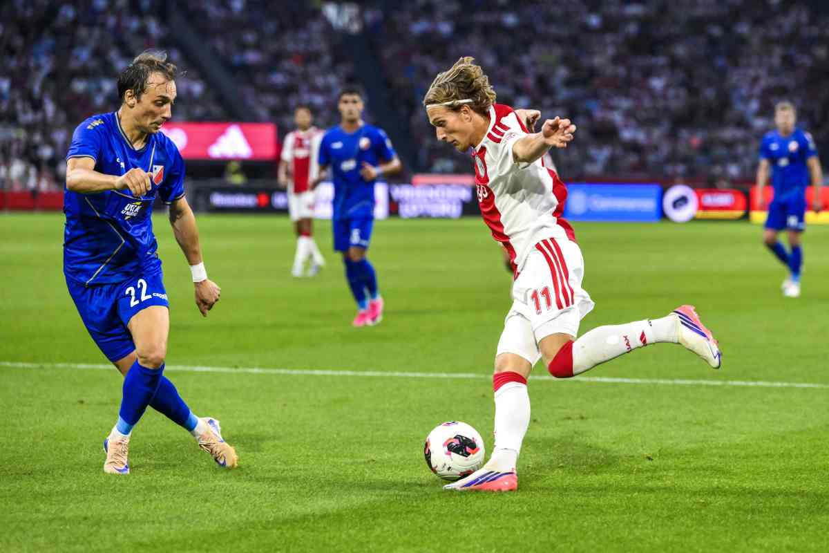 Mika Godts in azione con l'Ajax
