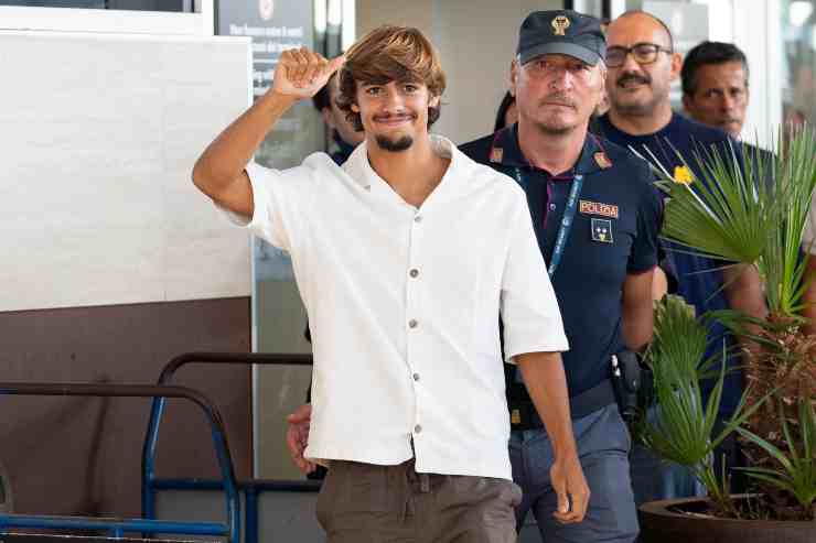 Rodrigo Mora saluta all'arrivo all'aeroporto