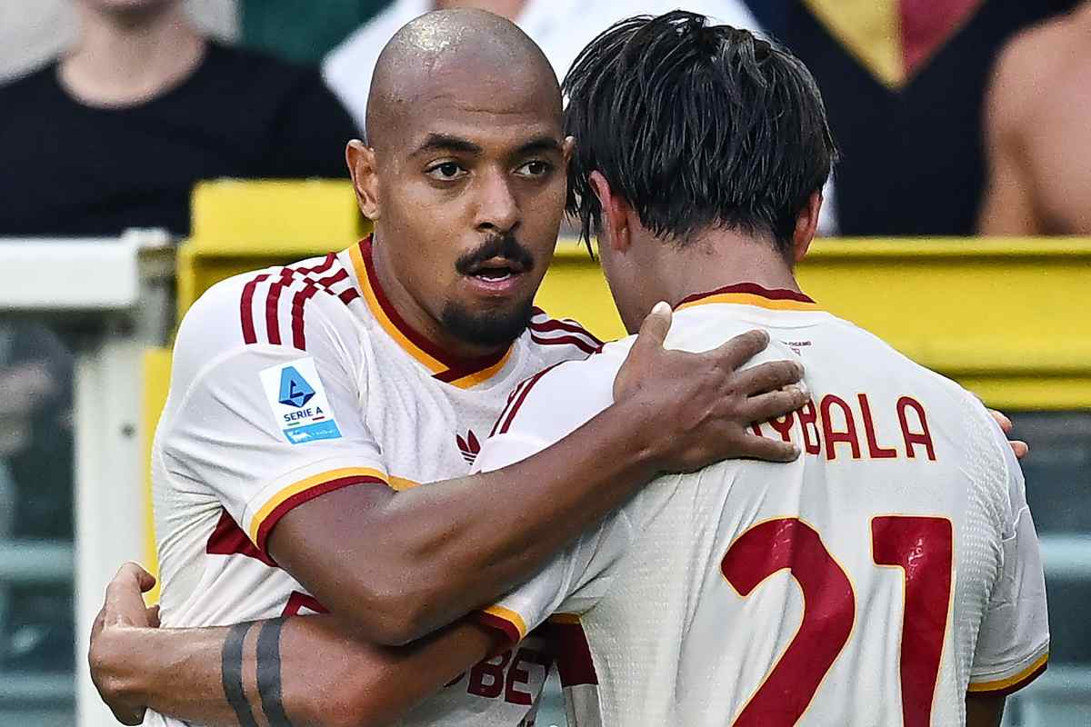 Malen esulta con Dybala