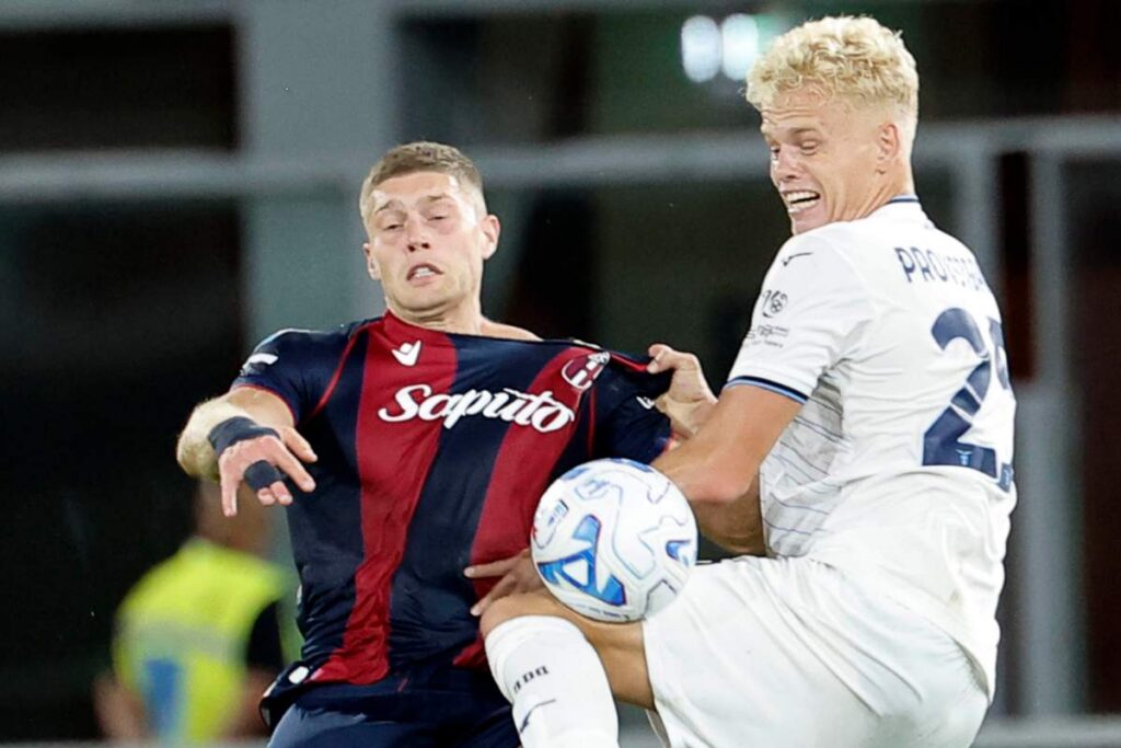 Artem Dovbyl lotta contro un calciatore della Lazio