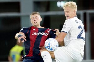 Artem Dovbyl lotta contro un calciatore della Lazio