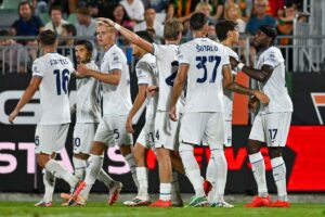 I calciatori della Lazio esultano dopo un gol
