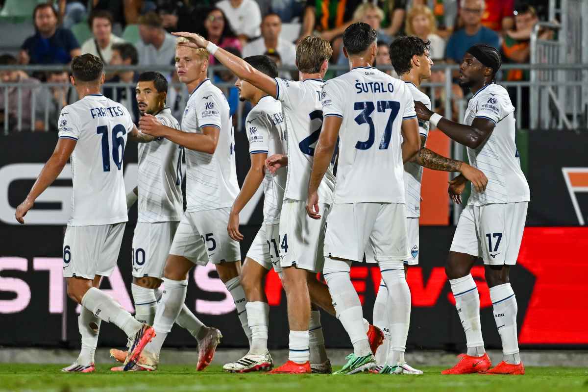 I calciatori della Lazio esultano dopo un gol