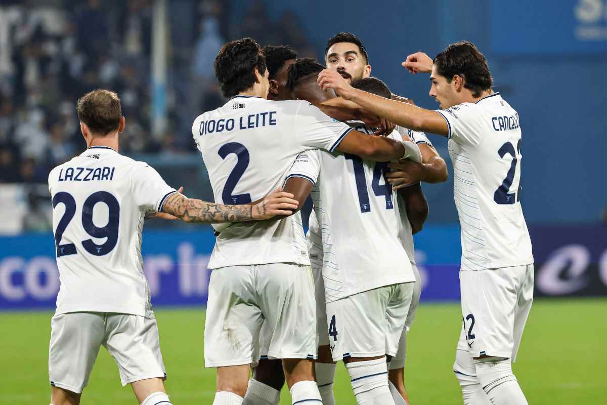 I calciatori della Lazio esultano dopo un gol