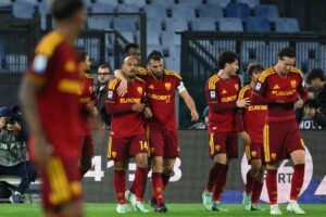 I calciatori della Roma esultano dopo un gol